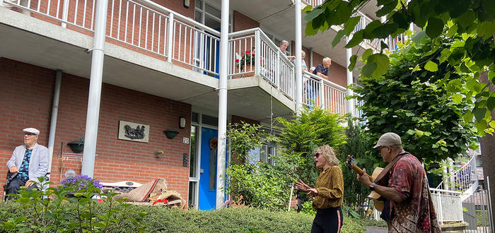 Muziek en haring bij woongroep de Doornhoek